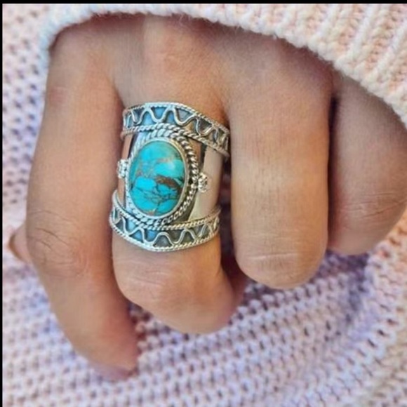Vintage Silver and Turquoise Chunky Engraved Ring Sz 8 - Picture 1 of 4